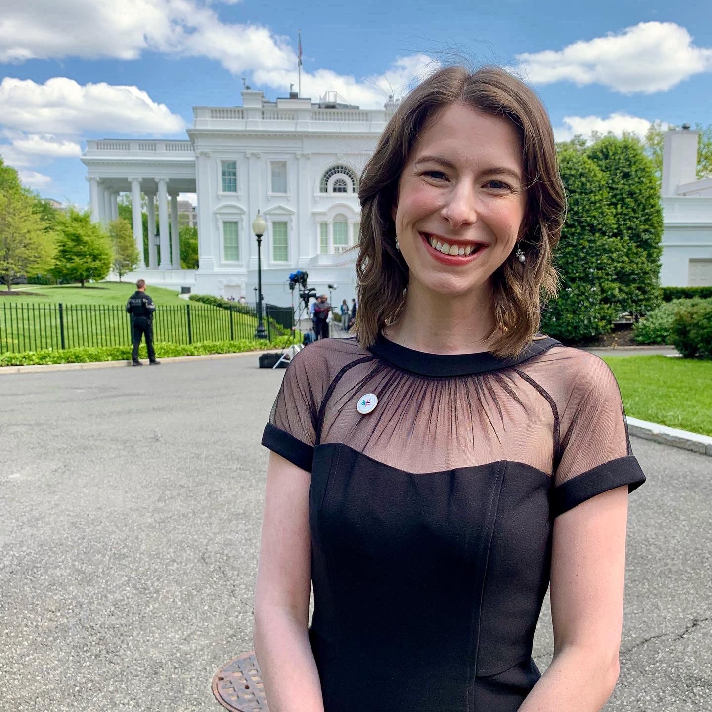 Elizabeth Raff with White House in the background.
